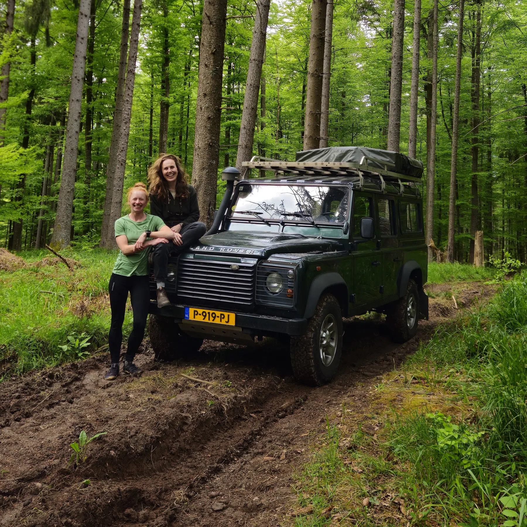 Tessa en Kyra met de Land Rover Defender